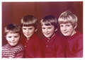 Foto van de vier kinderen (Carl, Bart, Steven, Koen).